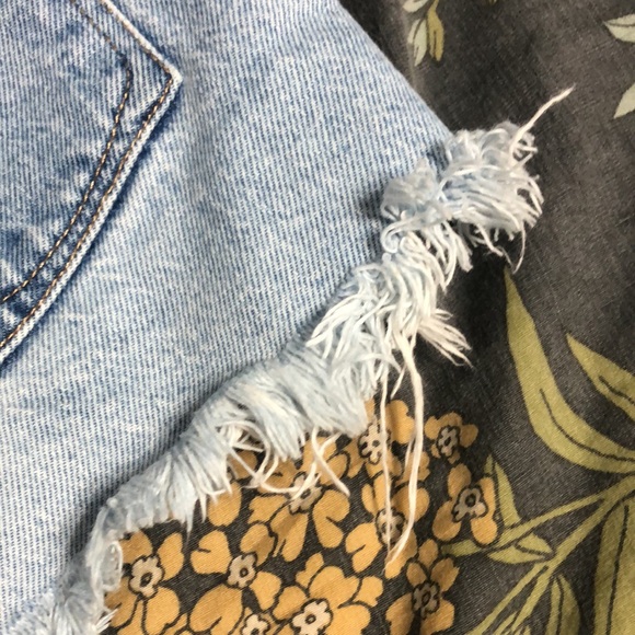 Good American Bombshell High-Waisted Asymmetric Pocket Light Wash Denim Shorts - Picture 11 of 11